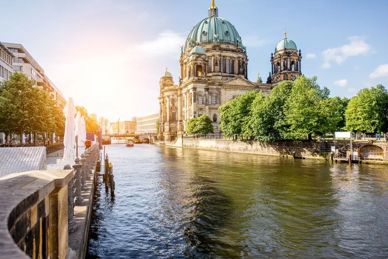 Vue sur la cathédrale de Berlin et la rivière Spree, illuminées par le soleil, dans le centre historique de la capitale allemande