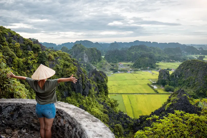 Touriste devant un paysage de rizières vietnamiennes