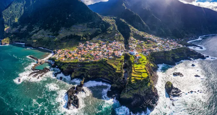 Vue aérienne sur l’île de Madère un jour d’été