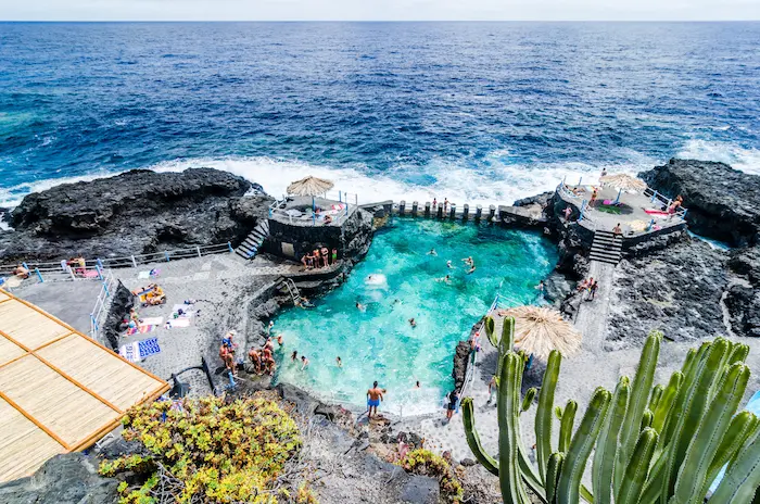 Vue plongeante sur une piscine naturelle à La Palma dans les Canaries
