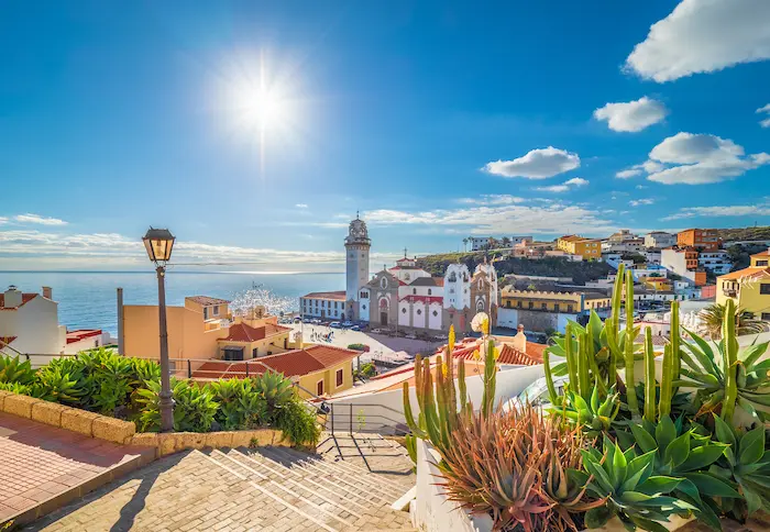 Vue ensoleillée sur la ville de Tenerife aux Canaries