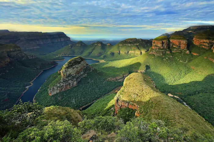 Blyde river canyon: Vue panoramique des forêts verdoyantes du plus grand canyon d’afrique du sud