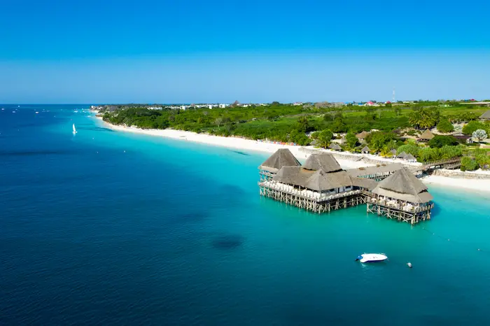 Vue sur une plage de sable blanc avec des eaux turquoises à Zanzibar