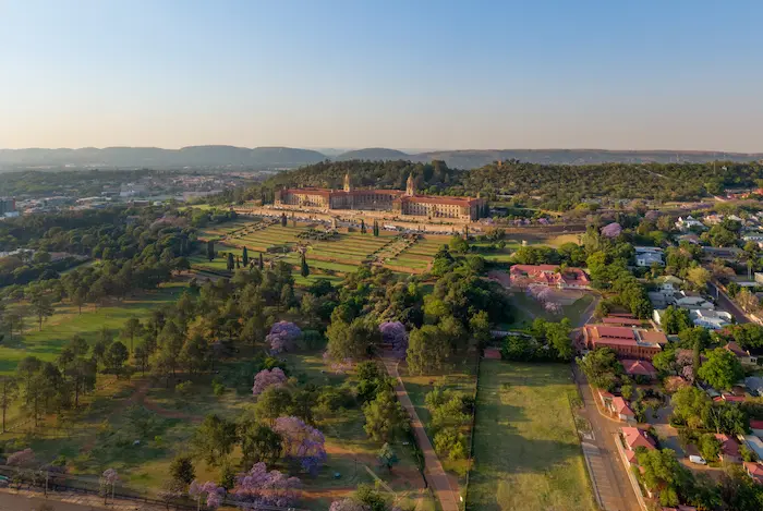 Pretoria : vue aérienne des bâtiments d’état de Pretoria avec des jardins en fleur