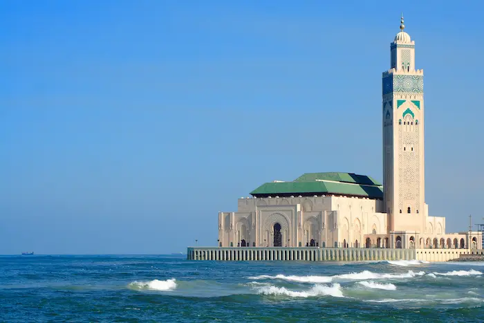 Vue sur une tour blanche dans la mer atlantique près de Casablanca