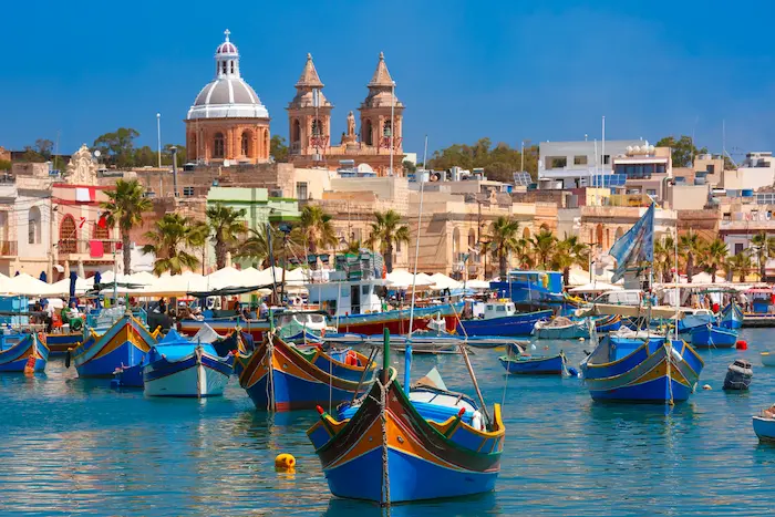 vue sur le port de Malte et de ses bateaux colorés