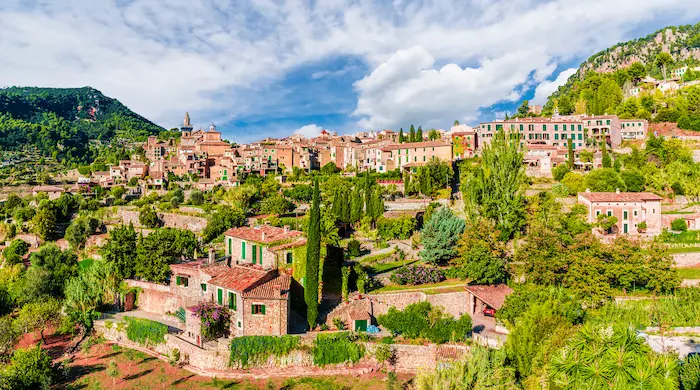 Vue sur le village verdoyant de Valldemossa