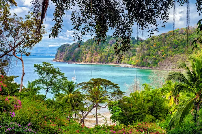 Vue sur une plage turquoise au Costa Rica