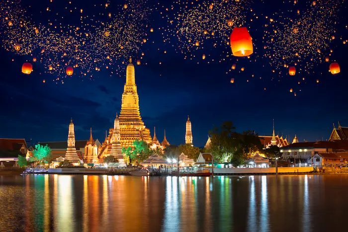 Vue de nuit sur Bangkok, ciel illuminé de lanternes lors du festival de Krathong