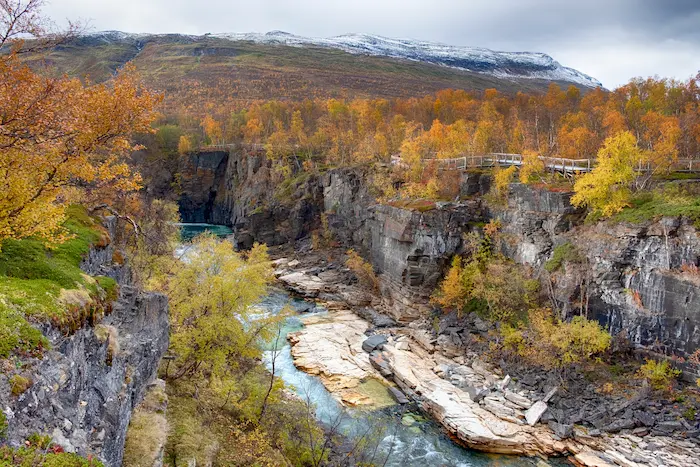 parc d'abisko en laponie, falaises et rivière