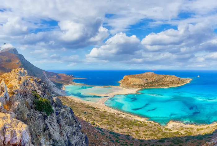 vue aérienne sur une plage à l'eau turquoise à majorque