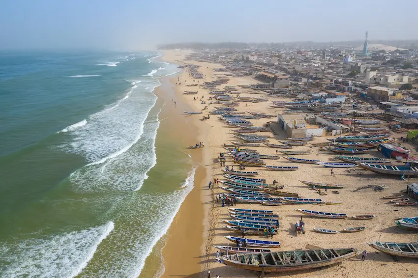 Plage sénégalaise avec de nombreux bateaux