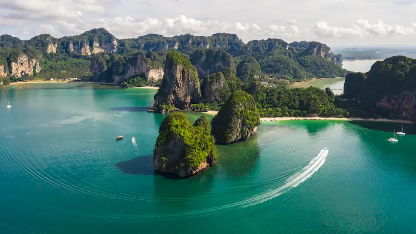 îles thaïlandaise avec des bateaux