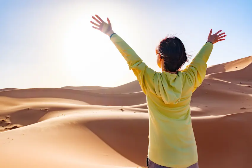 touriste dans le desert lors d'un voyage de groupe