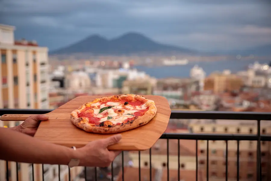 Pizza napolitaine avec vue sur Naples