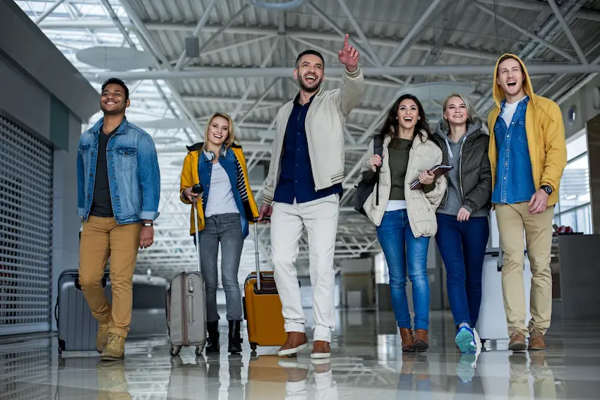 groupe d'amis dans un aéroport