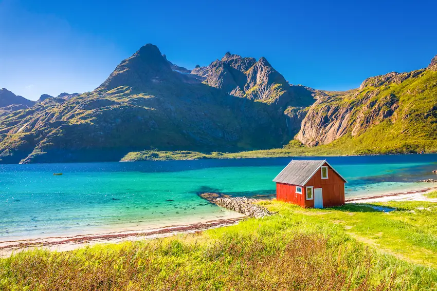 Paysage de lac en Norvège avec une maison traditionnelle