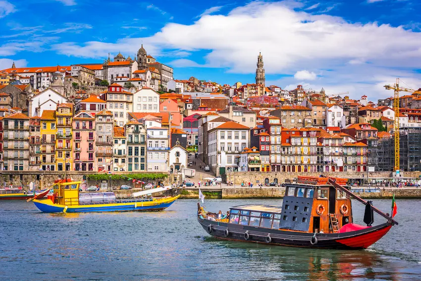 paysage de Porto avec des bateaux et des immeubles