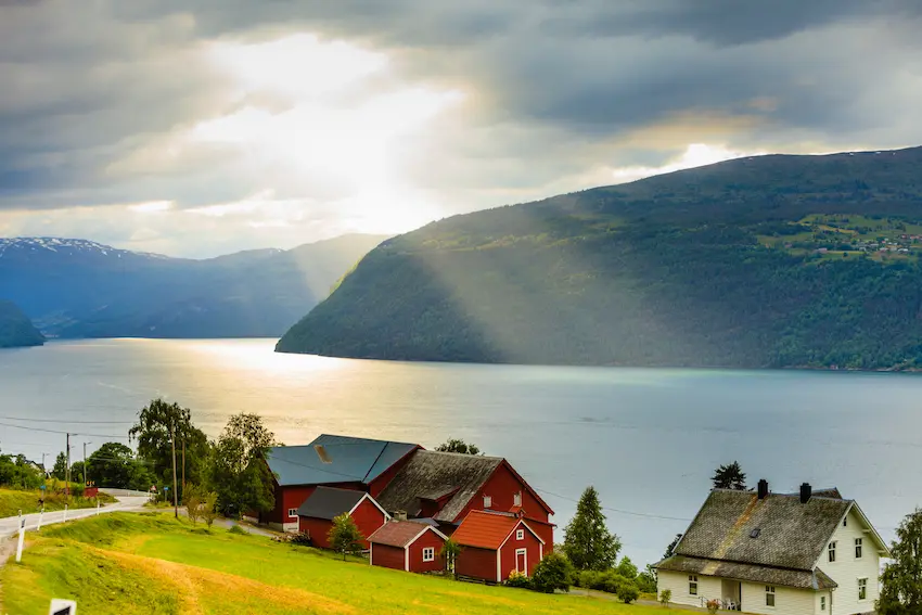 paysage ensoleillé dans les fjords