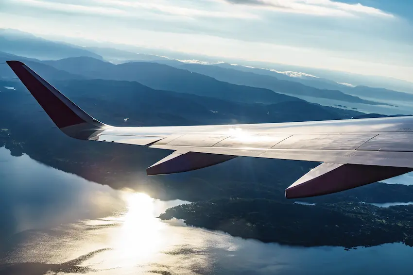 Vue sur une aile d'avion pour un voyage organisé
