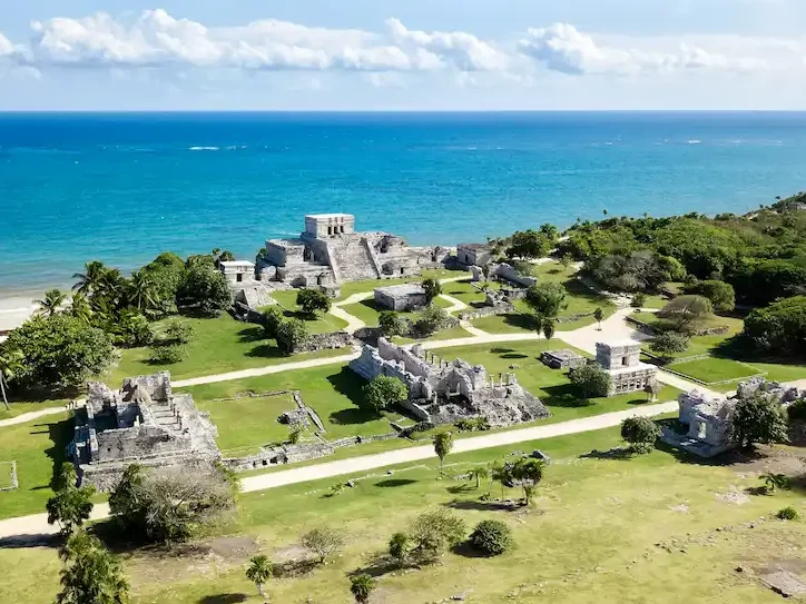 Vue sur les ruines de Tulum avec vue sur la mer des Caraïbes