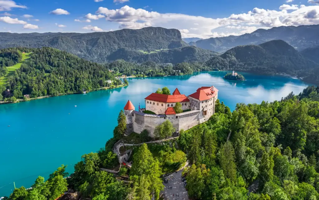 lac de Bled entouré de montagnes, Slovénie, destination tourisme responsable groupe