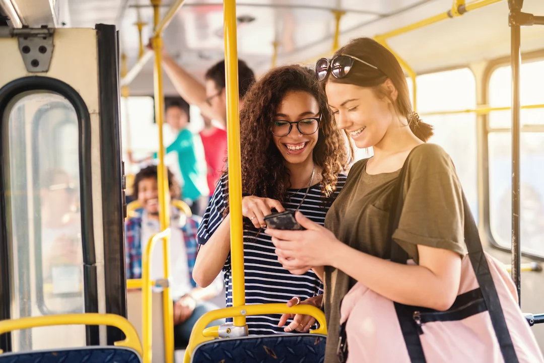 Groupe d'amis dans un bus
